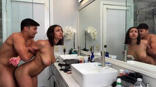 Sexe Free Use avec ma belle-sœur pendant qu’elle se maquille – Hailey Rose
