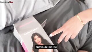 Cami Strella Surprise Ma Belle-Sœur en Train de Baiser Sa Pocket Pussy et Squirte Fort